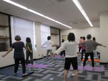 写真:準備体操をしている様子