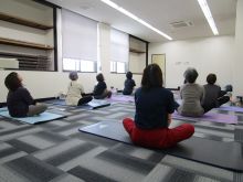 写真:準備体操で首のストレッチをしている様子
