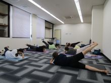 写真:肘を床についてバランスエクササイズを行っている様子
