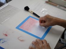 写真:背景を塗りつぶしている様子