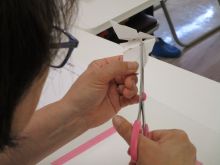 写真:花火の型紙を作っている様子
