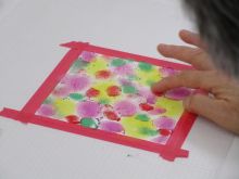 写真:花火の色を塗っている様子