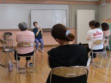 写真:鎖骨の上下に指を添えマッサージしている様子
