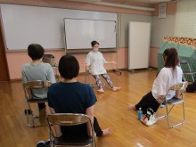 写真:足を前に投げ出した姿勢で股関節を外側に回している様子