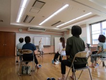 天井を見上げ、首の可動域を確認している様子