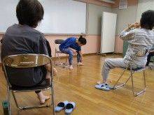 写真:足裏の役割を講師が説明している様子