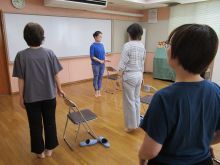 写真:立ち姿勢で踵の上下運動をしている様子