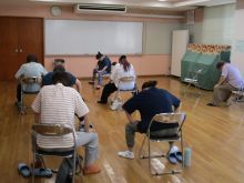 写真:背骨の柔軟性を高める効果が期待できるヨガポーズ(背を丸めるポーズ)をしている様子