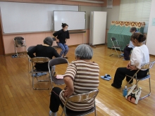 写真:骨盤周りをもみほぐしている様子