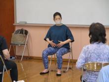 写真:講師が腹式呼吸を実演している様子