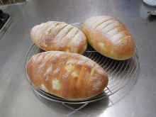 写真:焼きあがったオニオンパン