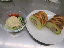 写真:焼きあがったカレーウィンナーブレットと豆腐のごま味噌ドレッシングをのせたサラダ
