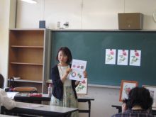 写真:塗り方の説明をしている講師