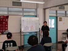 写真：講師が姿勢について説明をしている様子