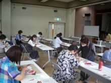 写真:出来上がりをイメージしながらパーツを並べる受講生