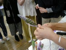 写真：ラベンダーにリボンを編み込んでいく様子