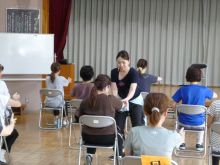 写真：講師が受講者の動きを確認している様子