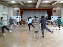 写真:体の軸を意識したエクササイズの様子