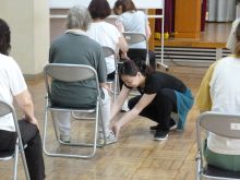 写真:講師が受講者の動きを確認している様子