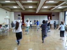 写真:体幹を意識したエクササイズの様子
