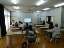 写真:講師が小腸の働きについて説明している様子