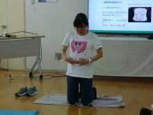 写真:講師が小腸のツボ押しをしている様子