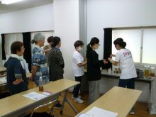 写真:味噌汁の飲み比べの様子