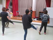 写真：音楽に合わせてパンチやキックの練習をしている様子