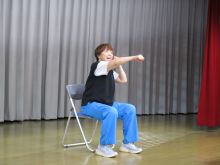 写真:基本の動きを説明している林講師