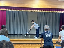 写真：イスを横向きにして受講生にわかりやすく説明する講師