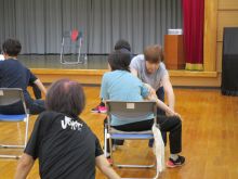 写真：受講生の姿勢をチェックする講師