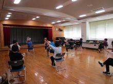 写真：片手で相手を押さえ、キックをする動き