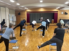写真:中殿筋を鍛えるストレッチをする様子