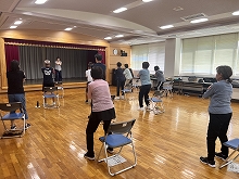 写真:太ももやお尻のストレッチをする様子