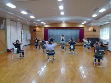 写真:首周りのストレッチの様子