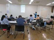 写真:講師とLINEのやり取りをしている様子