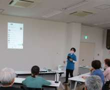 写真:講師がLINEの説明をしている様子