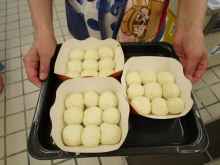 写真:焼き上げる前の型に入れたパン