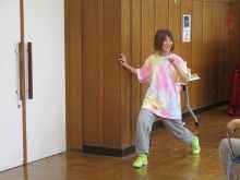 写真：ストレッチを教えている講師