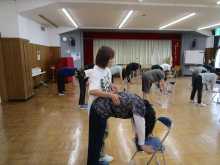 写真:受講生にアドバイスしている講師