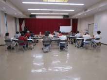 写真:曲に合わせてストレッチをしている様子