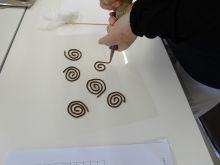 写真：渦巻きの形に成形しているところ