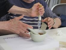 写真:調合した香料とタブ粉に水を加える