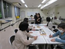 写真：講師が手順を説明している様子