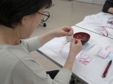 写真：調合した文香を小袋に詰めているところ