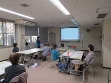 写真:講師が説明している様子