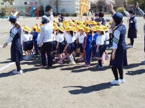 交通安全教育指導員が子どもたちに横断歩道の渡り方を指導している写真