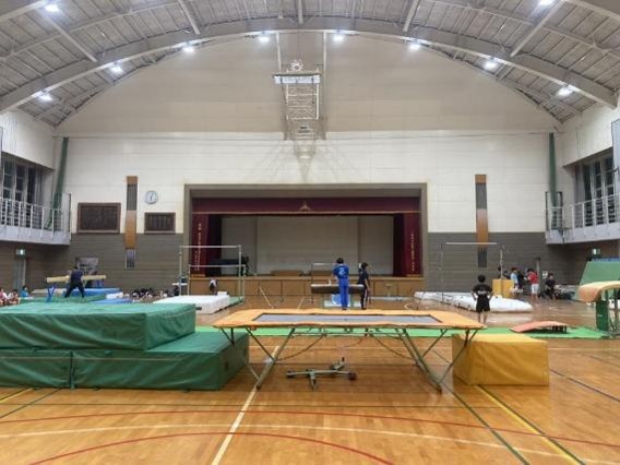 写真：体操の練習をする子どもたち