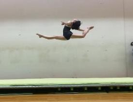 写真：体操をする子どもたち