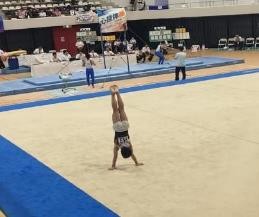 写真：体操をする子ども